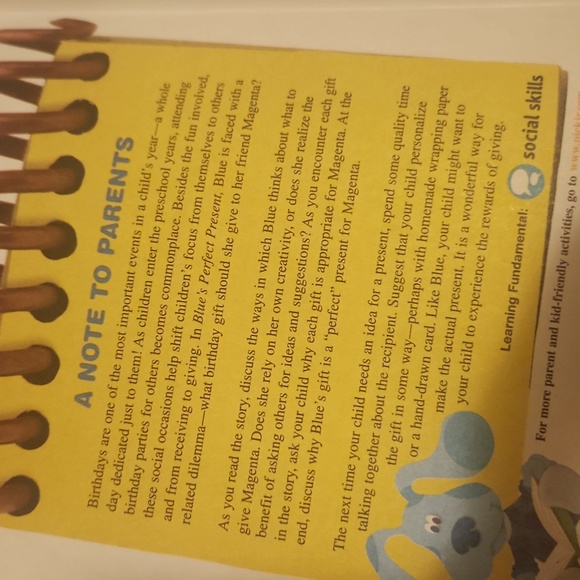 4/$20 Blue's Clues Scholastic book Blue's Perfect Present & seasons in Blue's - Picture 2 of 6